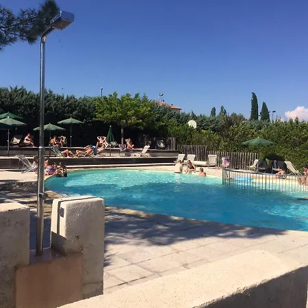 Camping Les Routes De Provence 3*