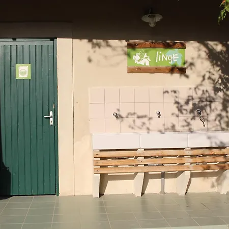 Camping Les Routes De Provence 3*