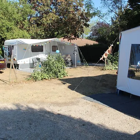 Camping Les Routes De Provence Campingplatz 3*